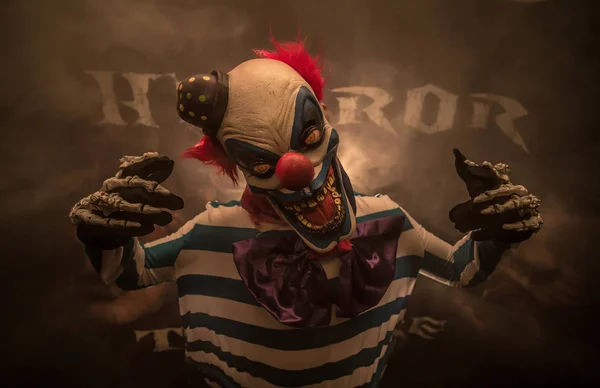 Skrämmande Clown Mask Poserar Mot Mörk Bakgrund — Stockfoto