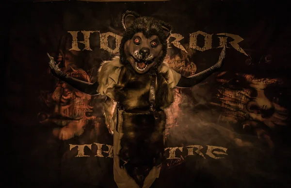 Gruseliger Werwolf Maske Posiert Vor Nebligem Hintergrund Vor Der Kamera — Stockfoto