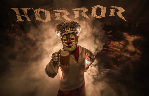 Payaso Aterrador Sombrero Capitán Con Cerveza Posando Cámara Sobre Fondo — Foto de Stock