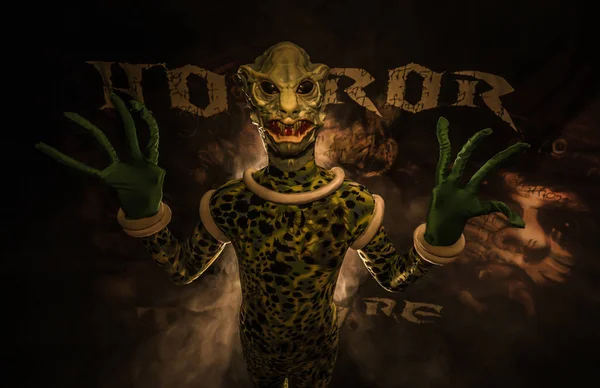 Skrämmande Monster Poserar Kameran Mot Dimmiga Bakgrund — Stockfoto