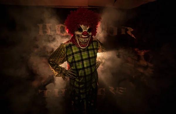 Straszny Clown Czerwonej Peruce Maski Stwarzające Kamery Przed Mgliste Tło — Zdjęcie stockowe