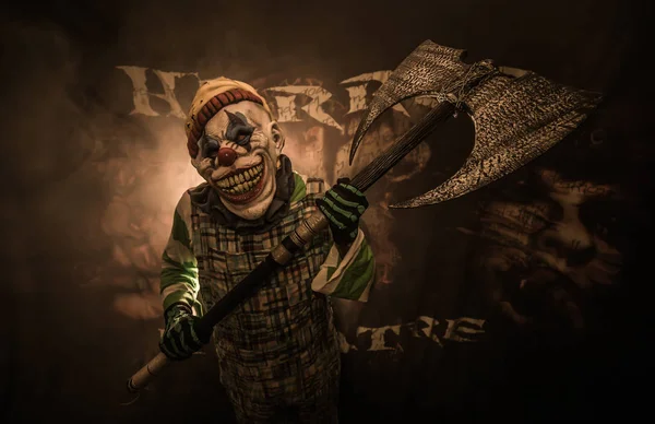 Страшний Клоун Масці Позує Сокирою Камеру Тлі Туманності — стокове фото
