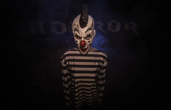 Spooky Clown Mask Poserar Till Kameran Mot Mörk Dimmiga Bakgrund — Stockfoto