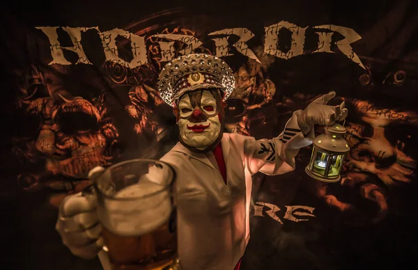 Payaso Aterrador Sombrero Capitán Con Cerveza Posando Cámara Sobre Fondo — Foto de Stock