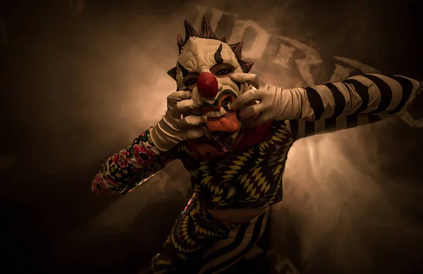 Enge Clown Masker Poseren Voor Camera Tegen Mistige Achtergrond — Stockfoto