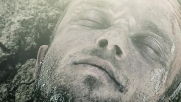 Крупный План Мертвого Человека Лежащего Грязи — стоковое видео
