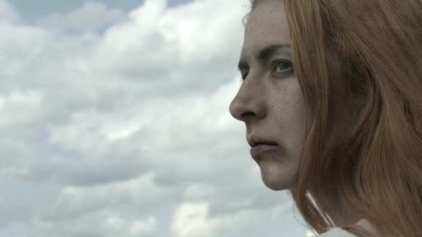 Gökyüzüne Karşı Hüzünlü Kırmızı Kadın Portresi Manzarası — Stok video
