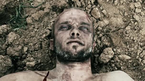 Vista Close Homem Morto Deitado Sujeira — Vídeo de Stock