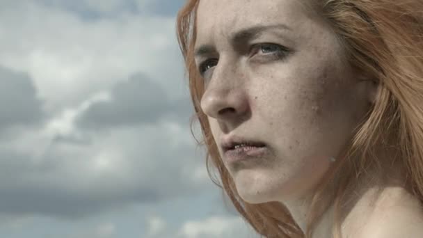 Vista Panorámica Del Triste Retrato Mujer Roja Contra Cielo — Vídeos de Stock