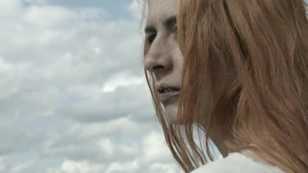 Мальовничий Вид Портрет Сумної Червоної Жінки Небо — стокове відео