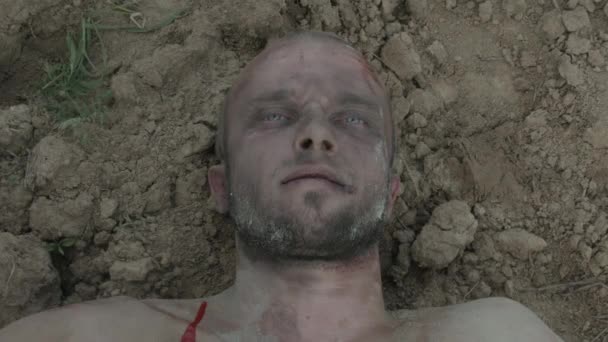 Toprakta Yatan Ölü Adamın Yakın Plan Görüntüsü — Stok video