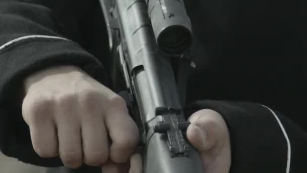 Nahaufnahme Eines Soldaten Der Den Auslöser Seines Gewehrs Zieht — Stockvideo