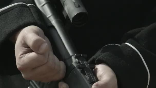 Nahaufnahme Eines Soldaten Der Den Auslöser Seines Gewehrs Zieht — Stockvideo