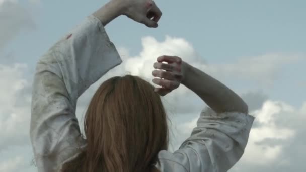 Vista Panoramica Della Donna Strega Che Balla Sotto Cielo — Video Stock