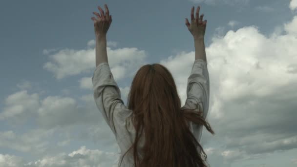 Vista Panorámica Mujer Bruja Bailando Bajo Cielo — Vídeos de Stock