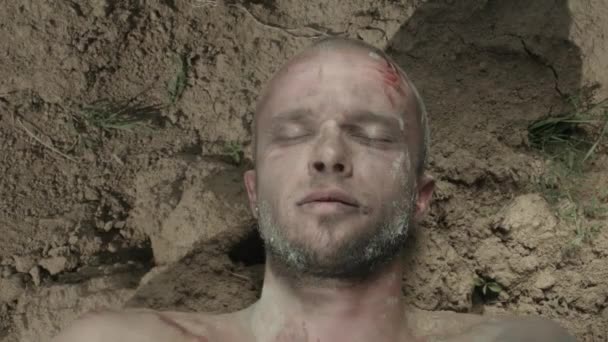 Detailní Pohled Mrtvého Muže Ležícího Prachu — Stock video