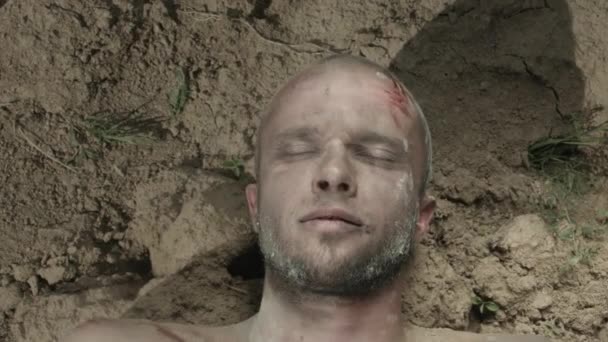 Toprakta Yatan Ölü Adamın Yakın Plan Görüntüsü — Stok video