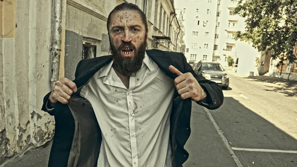 Coberto Sangue Elegante Vampiro Masculino Rua Cidade — Fotografia de Stock