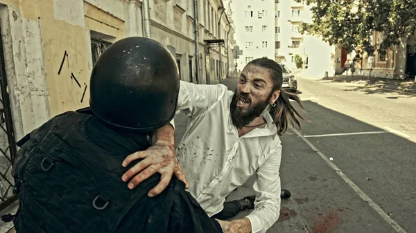 Elegante Vampiro Traje Atacando Soldado Calle — Foto de Stock