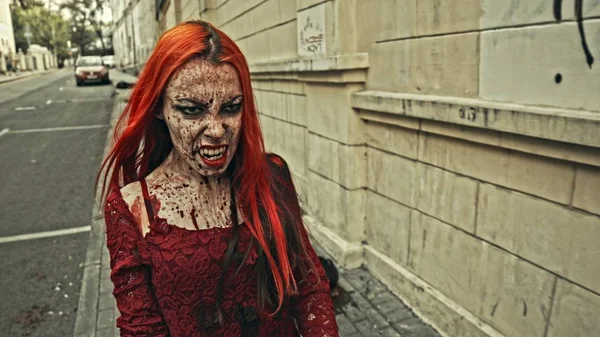 Червона Голова Жіночий Вампір Міській Вулиці — стокове фото