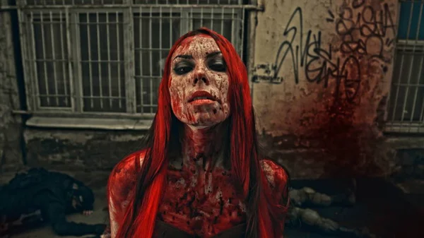 Testa Rossa Vampiro Femminile Sulla Strada Urbana — Foto Stock