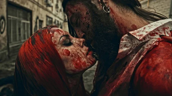 Dois Cobertos Vampiros Sangue Beijando Rua Cidade — Fotografia de Stock