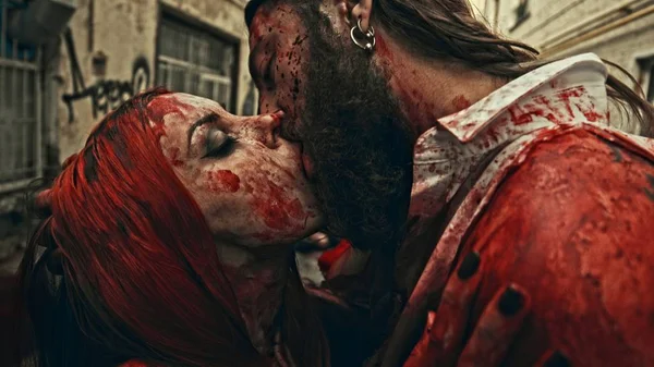 Dois Cobertos Vampiros Sangue Beijando Rua Cidade — Fotografia de Stock