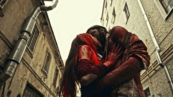 Dos Vampiros Cubiertos Sangre Besándose Calle Ciudad — Foto de Stock