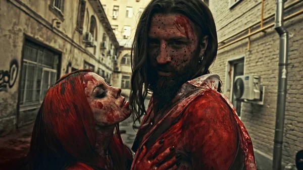 Dois Cobertos Vampiros Sangue Abraçados Rua Cidade — Fotografia de Stock