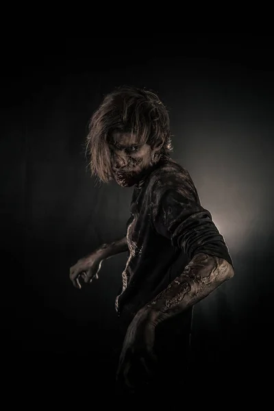 Skrämmande Zombie Man Poserar Mot Mörk Bakgrund — Stockfoto