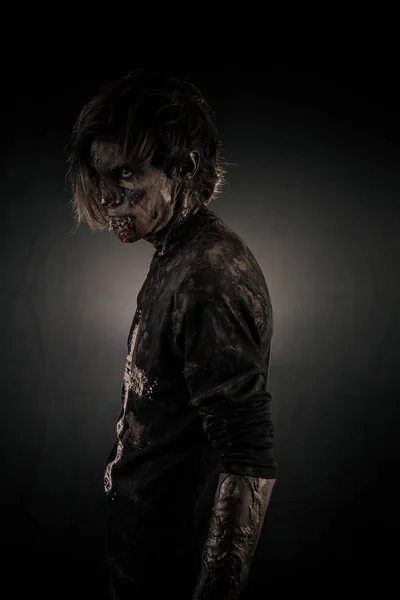 Przerażające Zombie Mężczyzna Pozowanie Ciemnym Tle — Zdjęcie stockowe