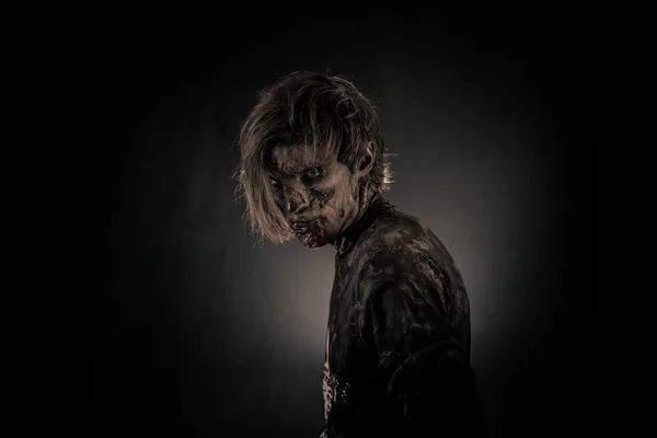Страшний Зомбі Чоловік Позує Темному Тлі — стокове фото