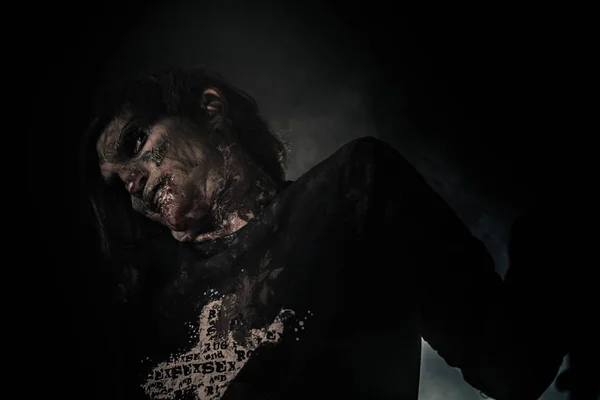 Skrämmande Zombie Man Poserar Mot Mörk Bakgrund — Stockfoto