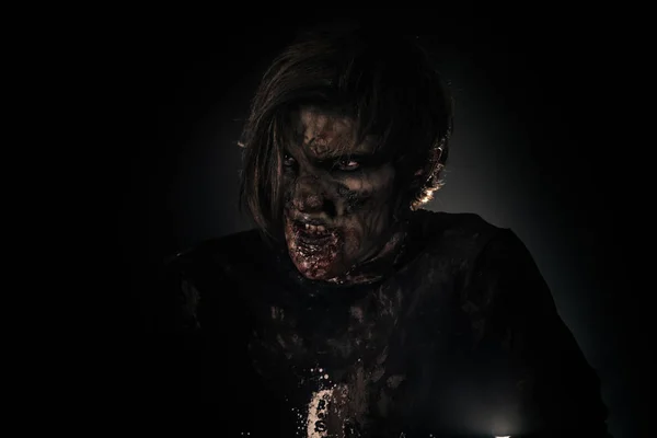 Gruseliger Zombie Mann Posiert Vor Dunklem Hintergrund — Stockfoto