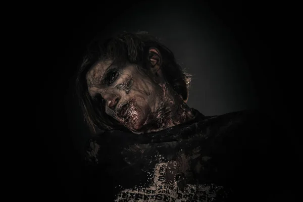 Страшний Зомбі Чоловік Позує Темному Тлі — стокове фото