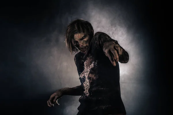 可怕的僵尸男子在黑暗的背景下摆姿势 — 图库照片