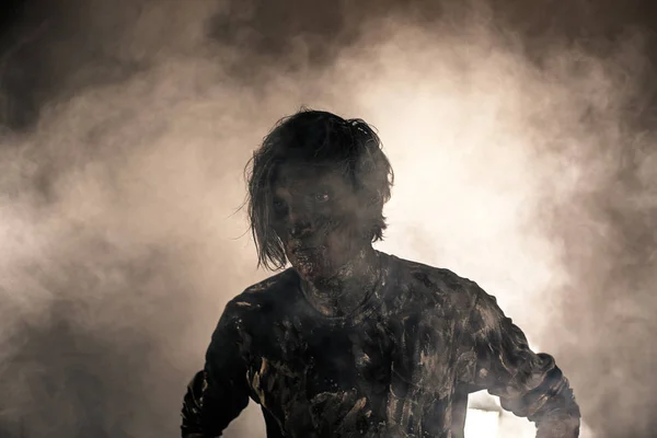 Страшный Зомби Человек Позирует Туманном Фоне Подсветкой — стоковое фото