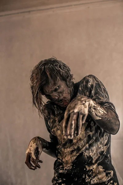Enge Zombie Man Poseren Tegen Mistige Achtergrond Met Achtergrondverlichting — Stockfoto
