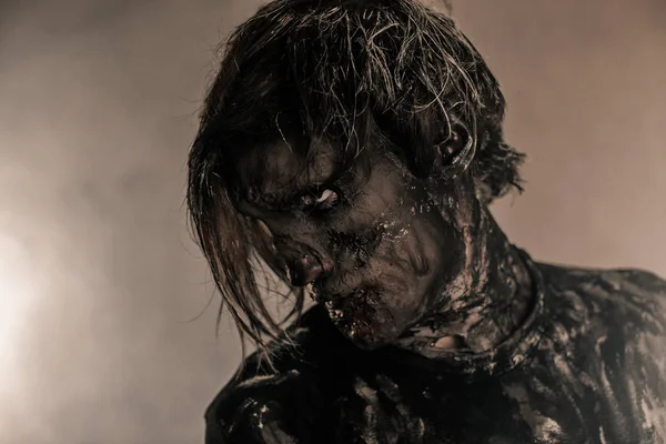 Spaventoso Zombie Uomo Posa Contro Nebbioso Sfondo Con Retroilluminato — Foto Stock