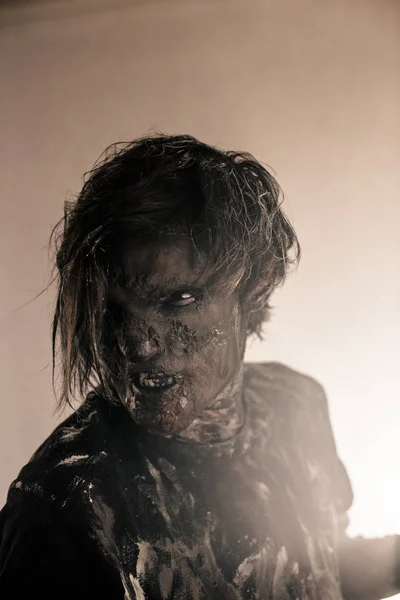 Assustador Zumbi Homem Posando Contra Nevoeiro Fundo Com Backlit — Fotografia de Stock