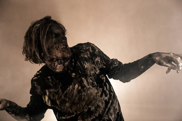 Przerażające Zombie Mężczyzna Pozowanie Przed Mglisty Tło Podświetleniem — Zdjęcie stockowe