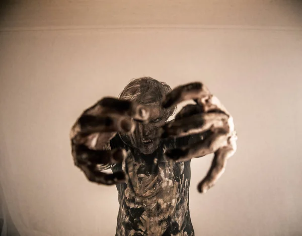 Kwaad Zombie Man Poseren Tegen Mistige Achtergrond Met Achtergrondverlichting — Stockfoto