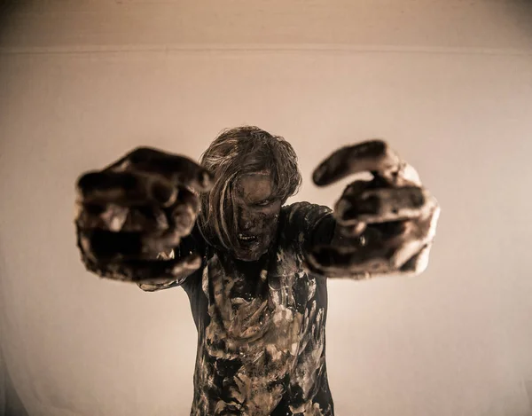 Hombre Zombi Malvado Posando Sobre Fondo Brumoso Con Retroiluminación — Foto de Stock