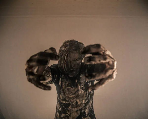 邪恶的僵尸人摆姿势对雾蒙蒙的背景与背光 — 图库照片