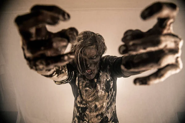 Злой Зомби Человек Позирует Туманном Фоне Подсветкой — стоковое фото