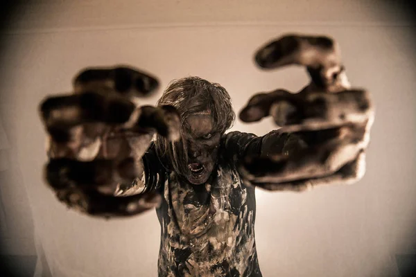 Zło Zombie Mężczyzna Pozowanie Przed Mglisty Tło Podświetleniem — Zdjęcie stockowe