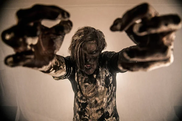 Onda Zombie Man Poserar Mot Dimmiga Bakgrund Med Bakgrundsbelyst — Stockfoto