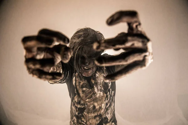 Läskig Zombie Man Poserar Mot Dimmiga Bakgrund Med Bakgrundsbelyst — Stockfoto
