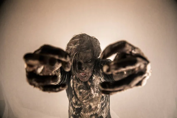 Жуткий Зомби Человек Позирует Туманном Фоне Подсветкой — стоковое фото