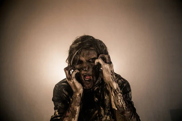 Läskig Zombie Man Poserar Mot Dimmiga Bakgrund Med Bakgrundsbelyst — Stockfoto
